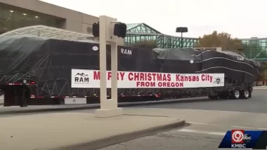 The Mayor's Christmas Tree Arrives in KC