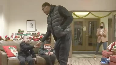 Chiefs Jody Fortson Visits Ethan Frisbie at Ronald McDonald House